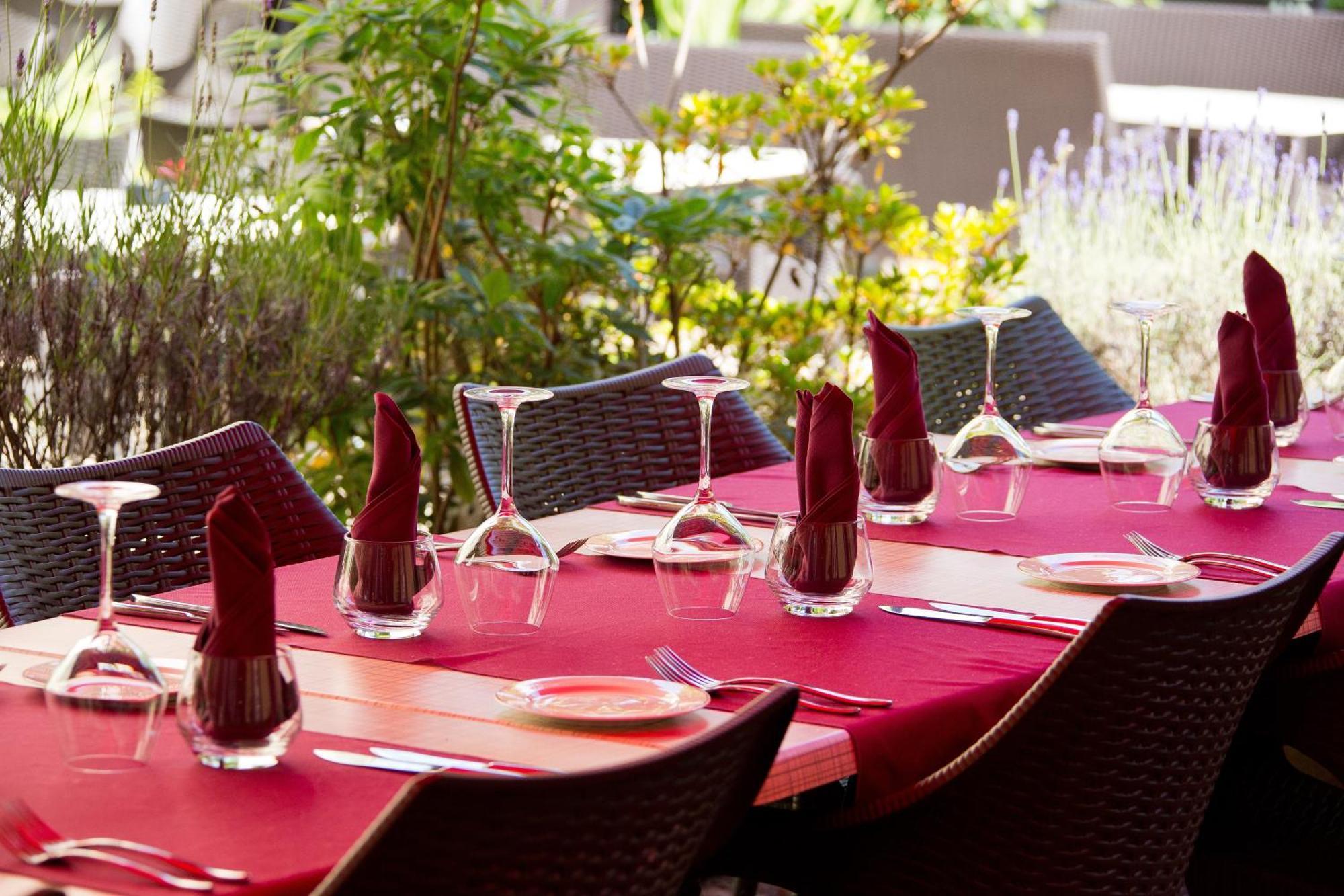 Logis hotel-restaurant Le Chêne Vert Saint-Pourçain-sur-Sioule Exterior foto