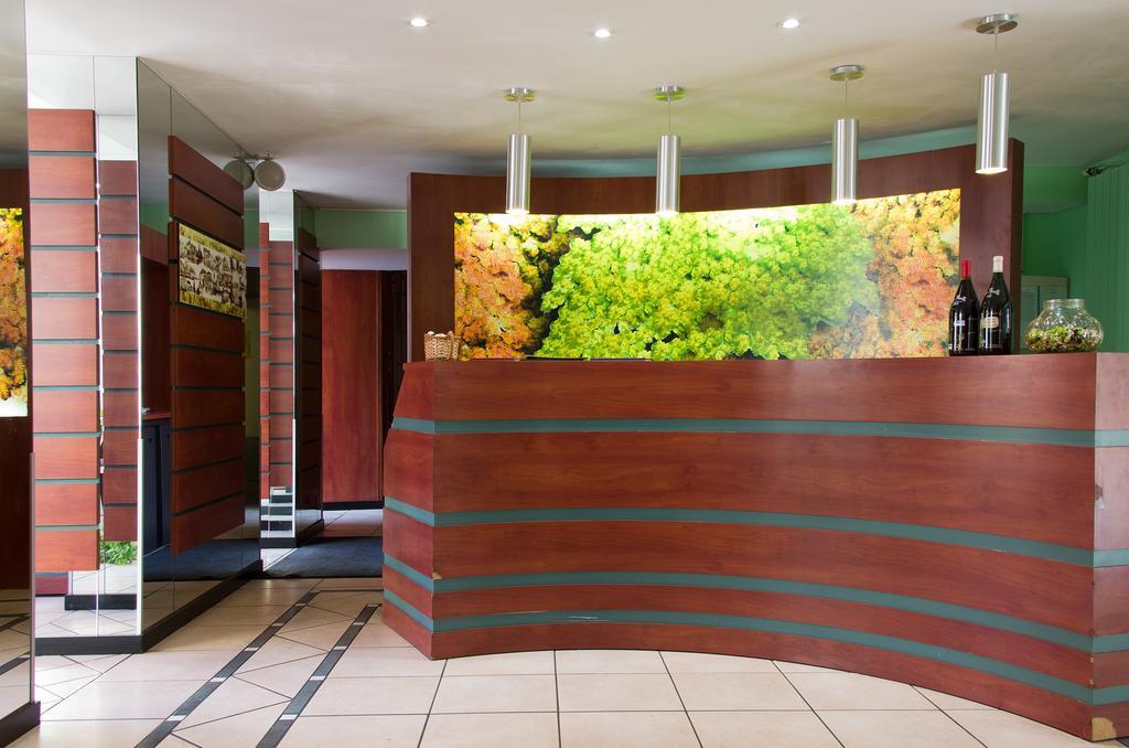 Logis hotel-restaurant Le Chêne Vert Saint-Pourçain-sur-Sioule Exterior foto