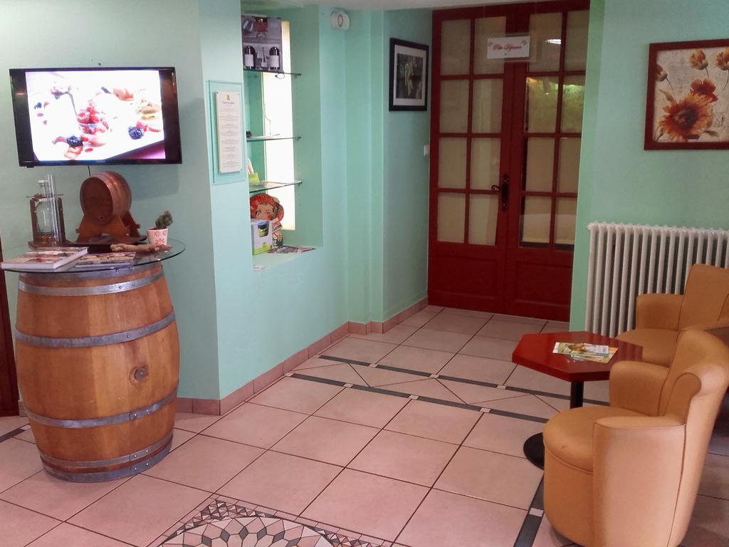 Logis hotel-restaurant Le Chêne Vert Saint-Pourçain-sur-Sioule Exterior foto