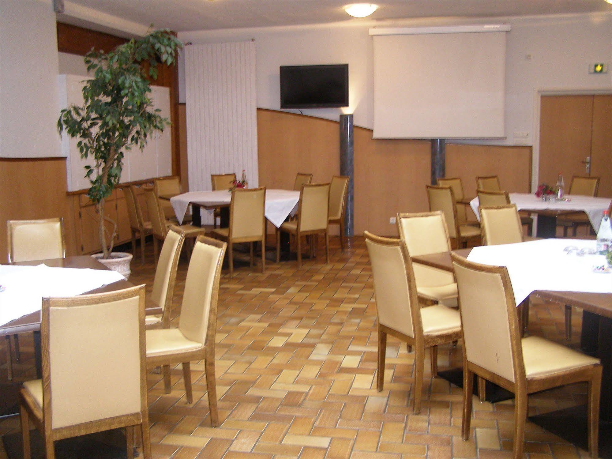 Logis hotel-restaurant Le Chêne Vert Saint-Pourçain-sur-Sioule Exterior foto